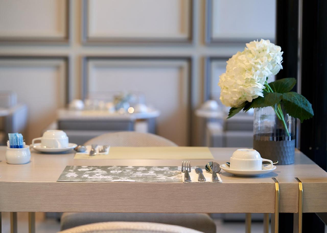 The Park Nine Hotel Suvarnabhumi Bangkok Kültér fotó A table set for afternoon tea at the Ritz-Carlton, Tysons Corner, Virginia, United States