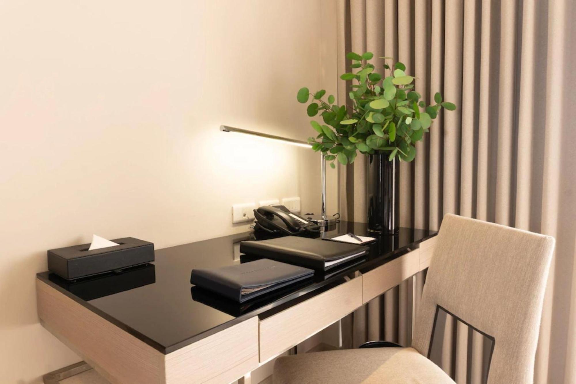 The Park Nine Hotel Suvarnabhumi Bangkok Szoba fotó A work desk in a hotel room