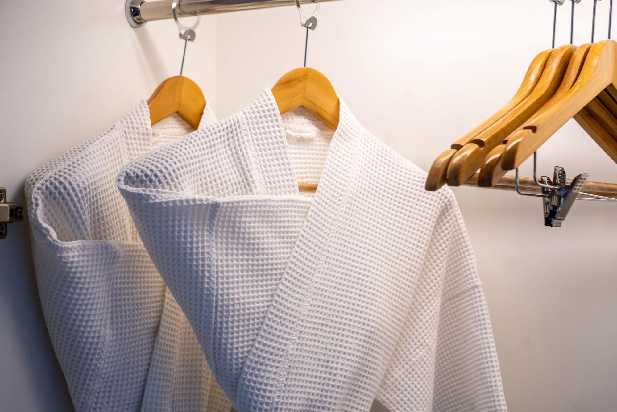 The Park Nine Hotel Suvarnabhumi Bangkok Szoba fotó A waffle bathrobe