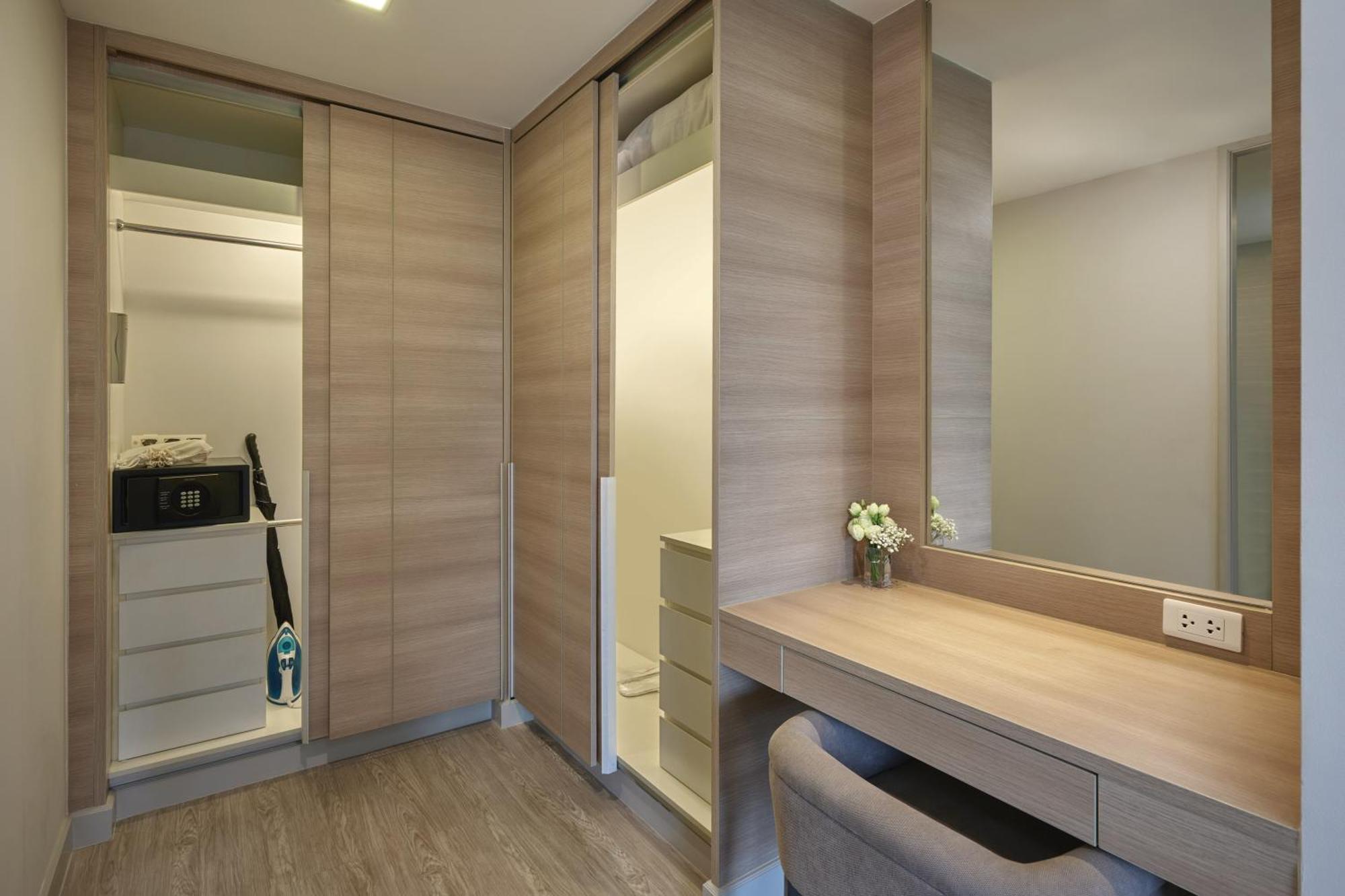 The Park Nine Hotel Suvarnabhumi Bangkok Szoba fotó A walk-in wardrobe