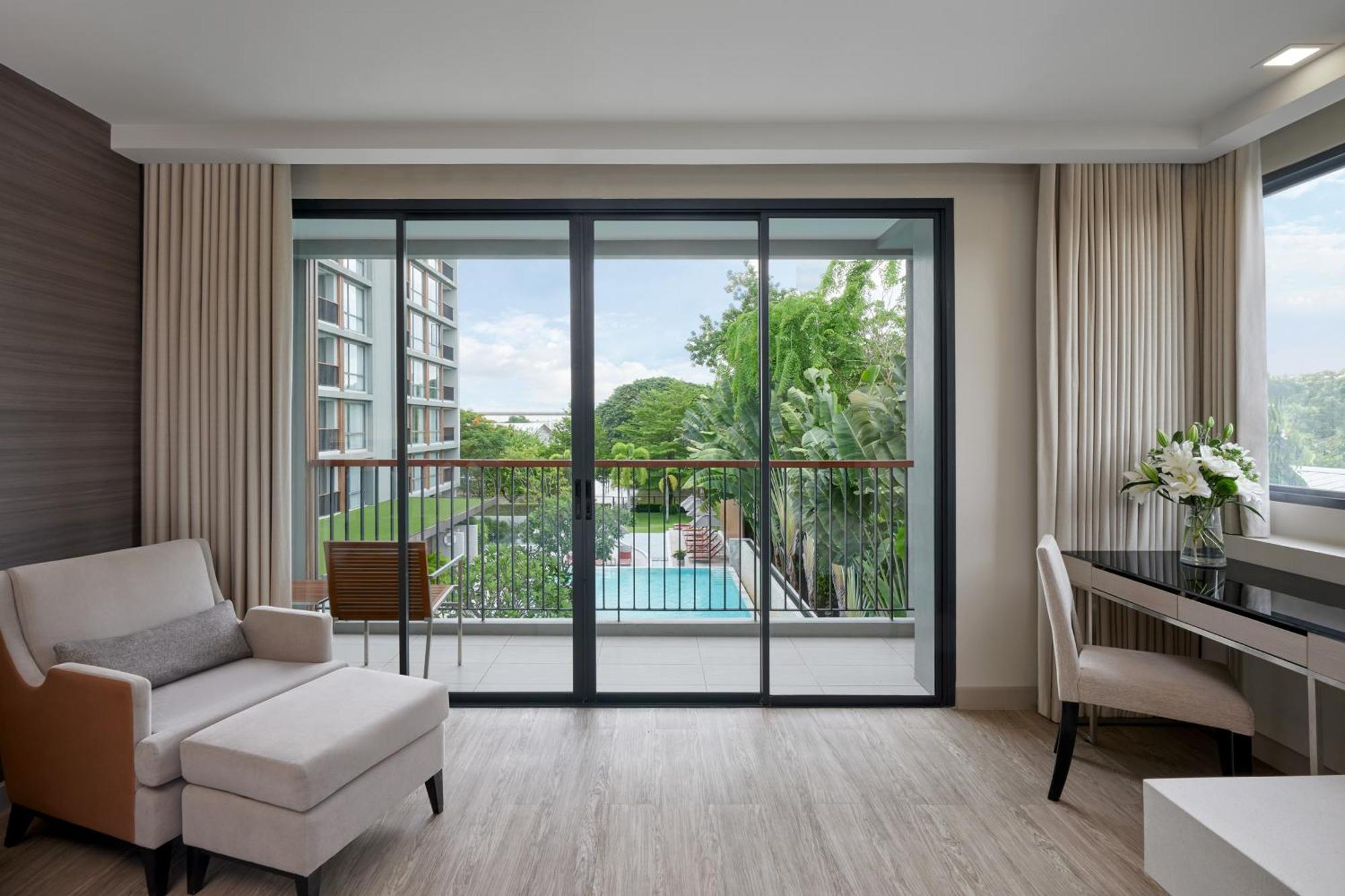 The Park Nine Hotel Suvarnabhumi Bangkok Szoba fotó A living room with a sliding door