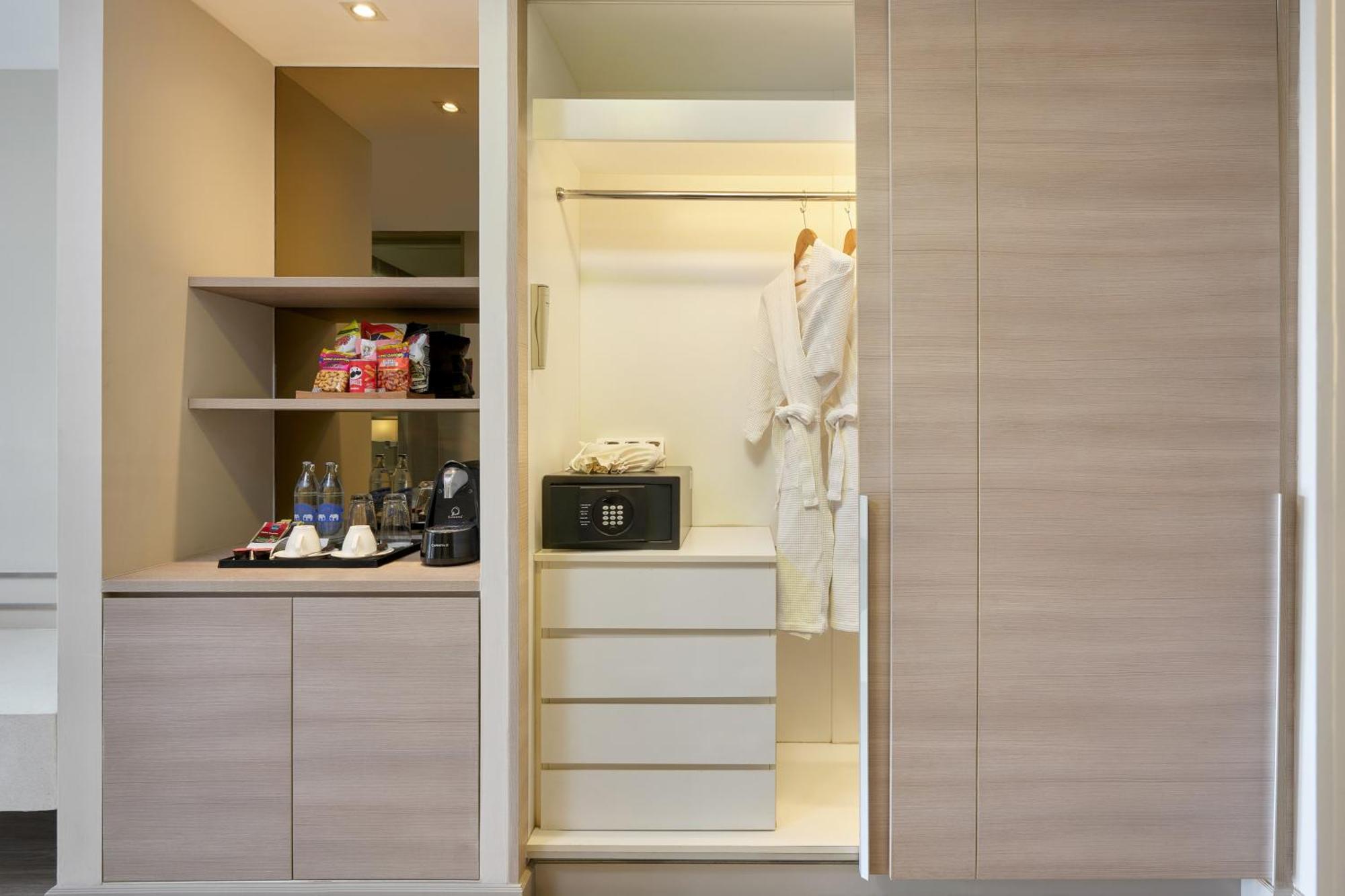 The Park Nine Hotel Suvarnabhumi Bangkok Szoba fotó A walk-in wardrobe