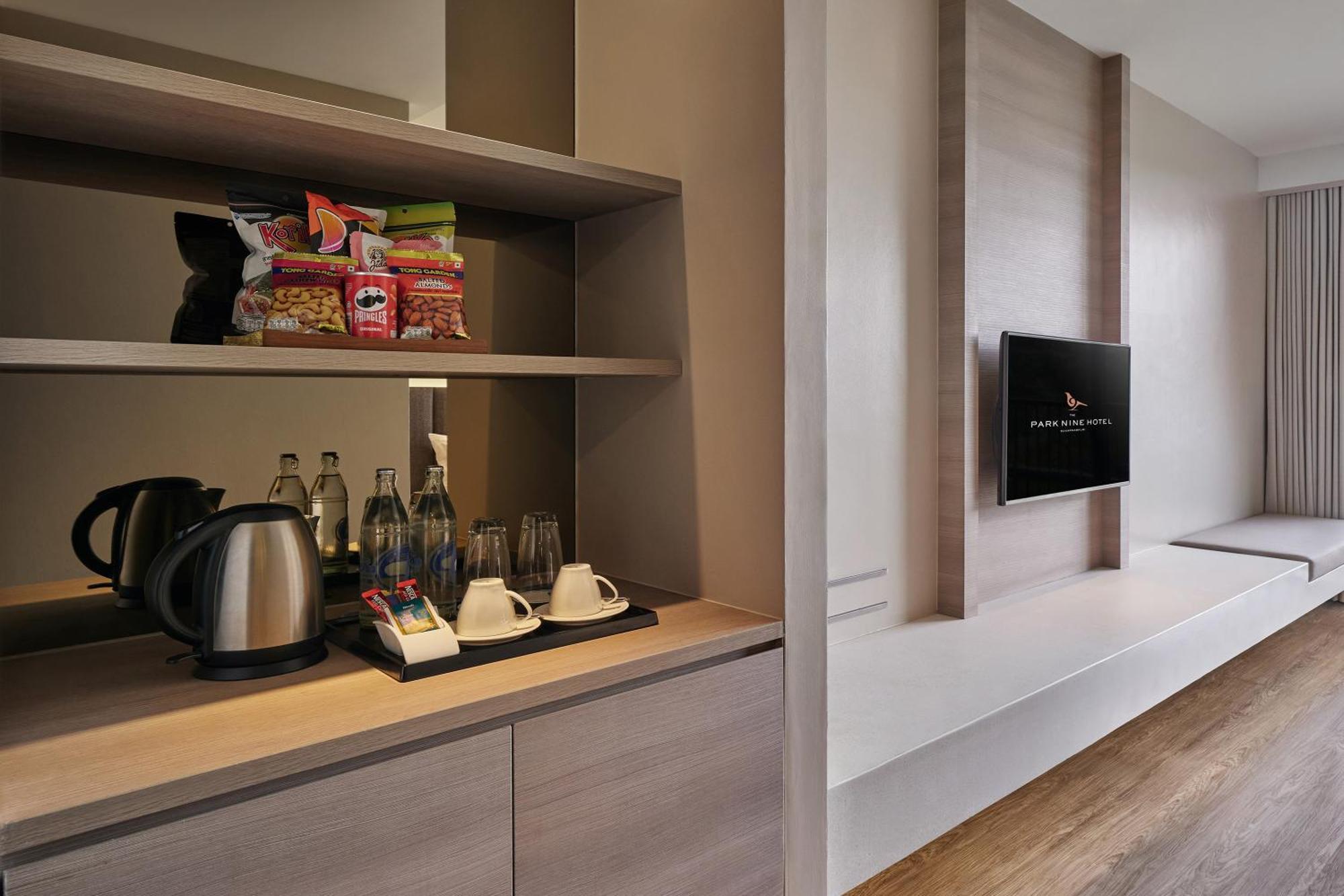 The Park Nine Hotel Suvarnabhumi Bangkok Szoba fotó A wet bar in a hotel room