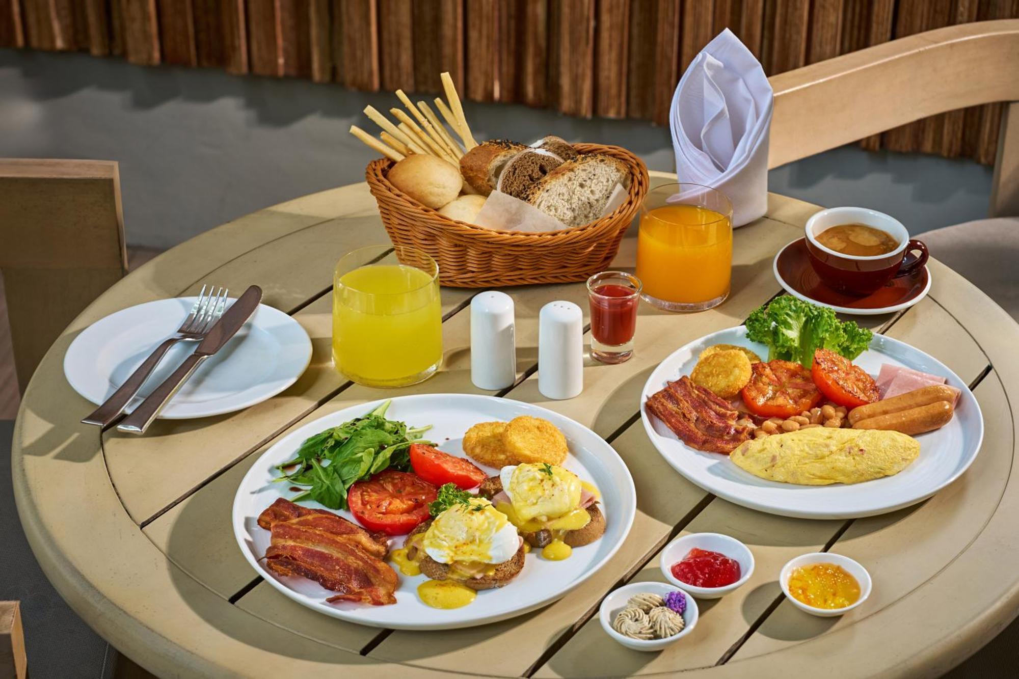 The Park Nine Hotel Suvarnabhumi Bangkok Kültér fotó A typical American breakfast