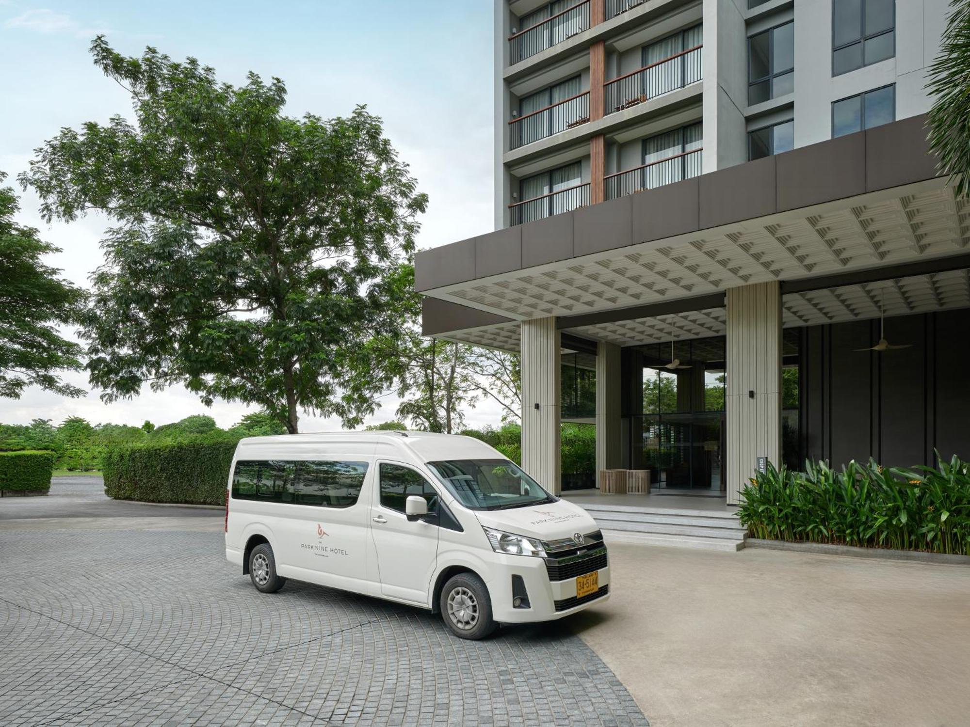 The Park Nine Hotel Suvarnabhumi Bangkok Kültér fotó Toyota Commuter Van