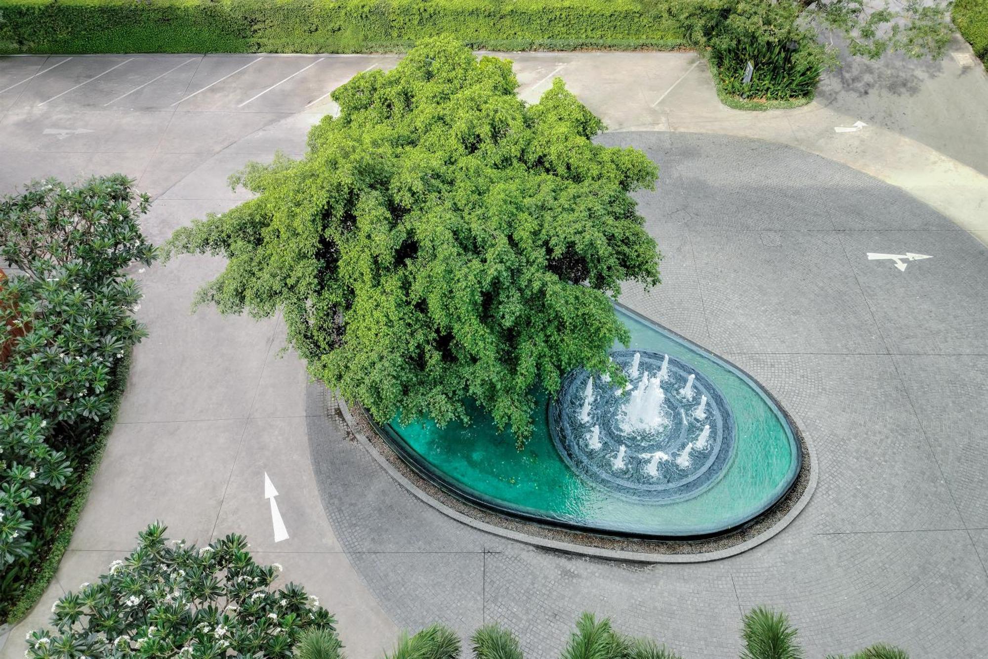The Park Nine Hotel Suvarnabhumi Bangkok Szoba fotó Fountain at the entrance of the hotel